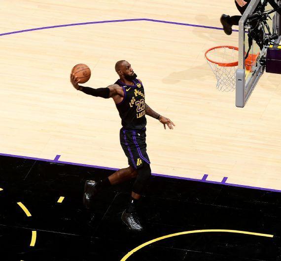 多位球队和联盟消息人士告诉ESPN，如果詹姆斯希望回到克利夫兰度过他的第24个N