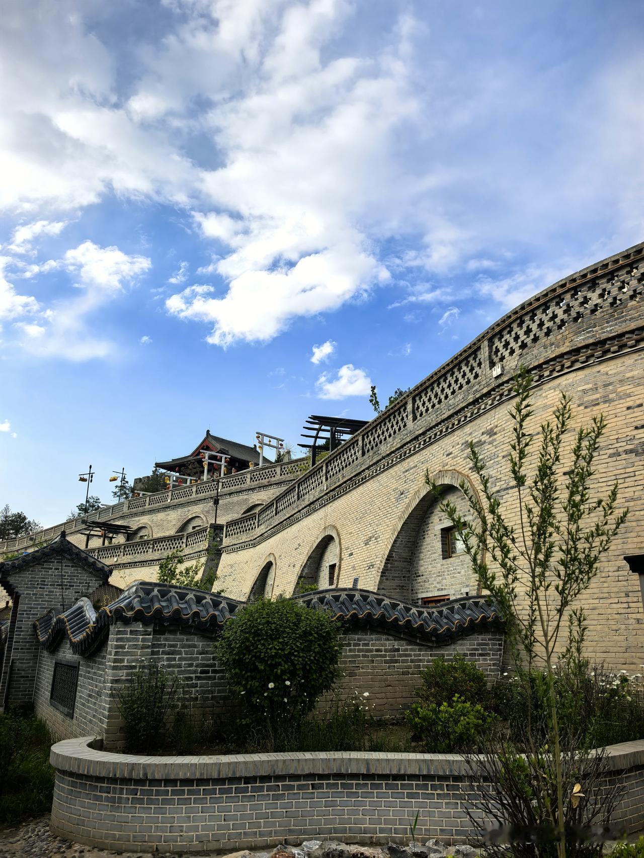 晴日里，古建与蓝天相映成趣。