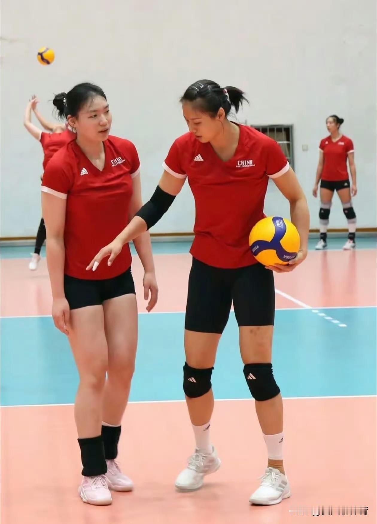 中国女排漳州集训名单再传变化，董禹含伤病缺席，接应杨舒茗再次火速驰援福建漳州！今