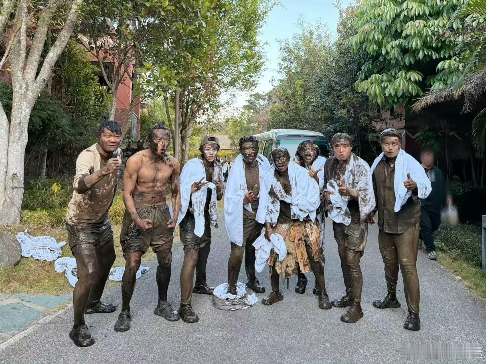 鹿晗泥人造型陈赫晒五哈泥人照陈赫晒五哈泥人照，可爱， 