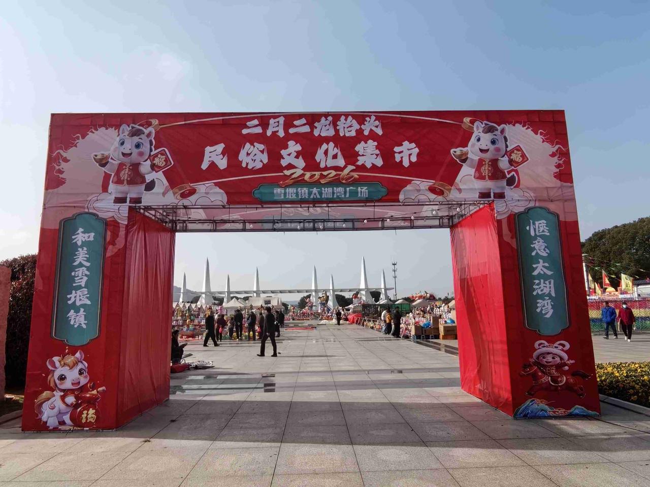 继续来赶节场，上午快九点的时候，人还不多，甚至有几个摊位还帘子围着没出摊。

可