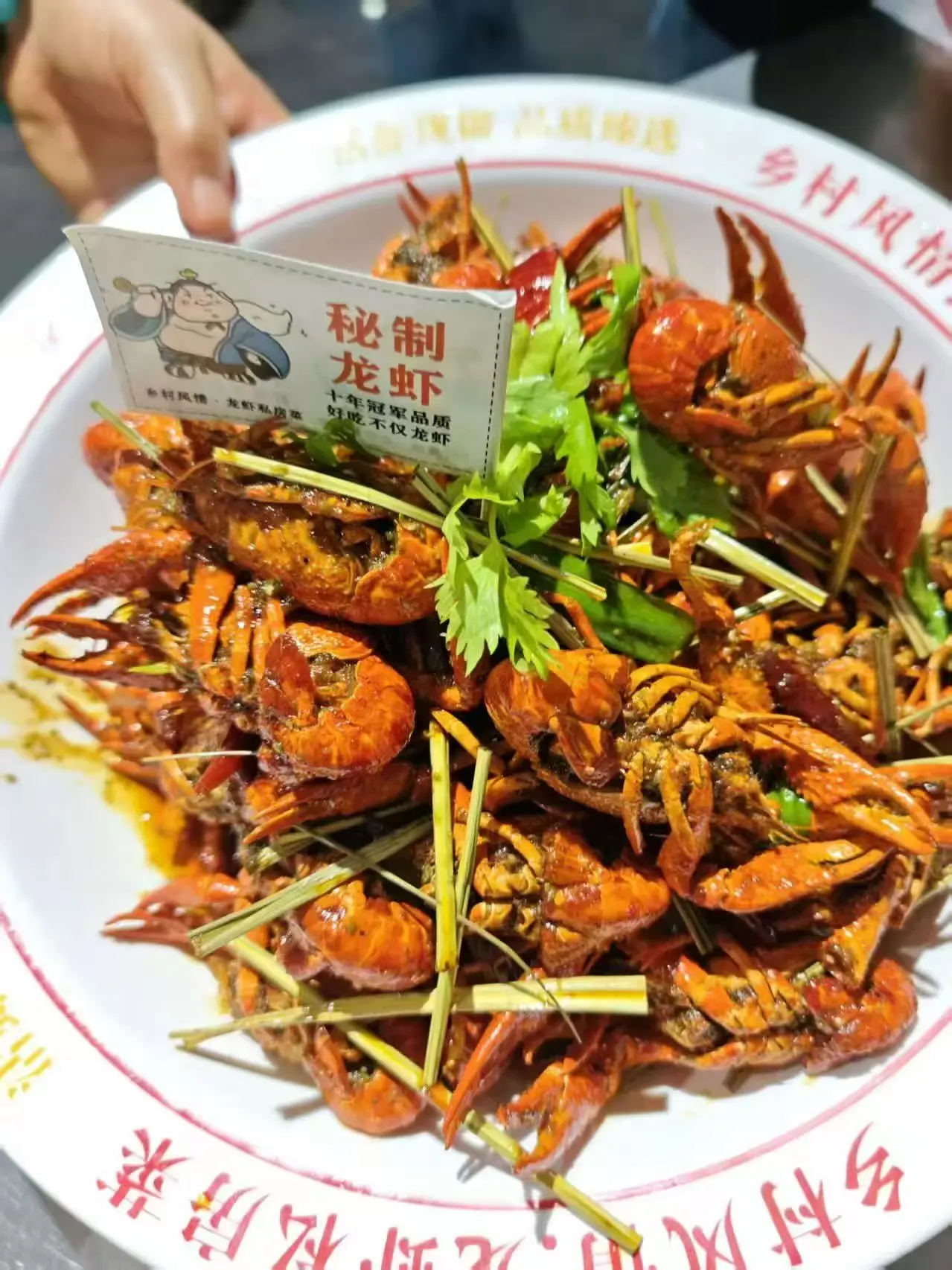 六十大寿家宴｜盱眙这家龙虾口味挺不错。 大伯六十大寿，全家十几口聚餐...