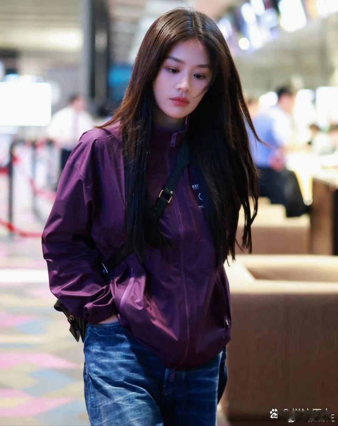 37岁的马思纯在南京游玩呢，她这打扮老时尚了。自打减肥后，瞅着可美了，气质那是越