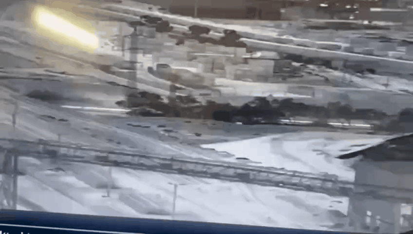 🇮🇷🇮🇱一枚伊朗导弹击中了位于内盖夫沙漠、紧邻迪莫纳市的罗特姆工业区附近