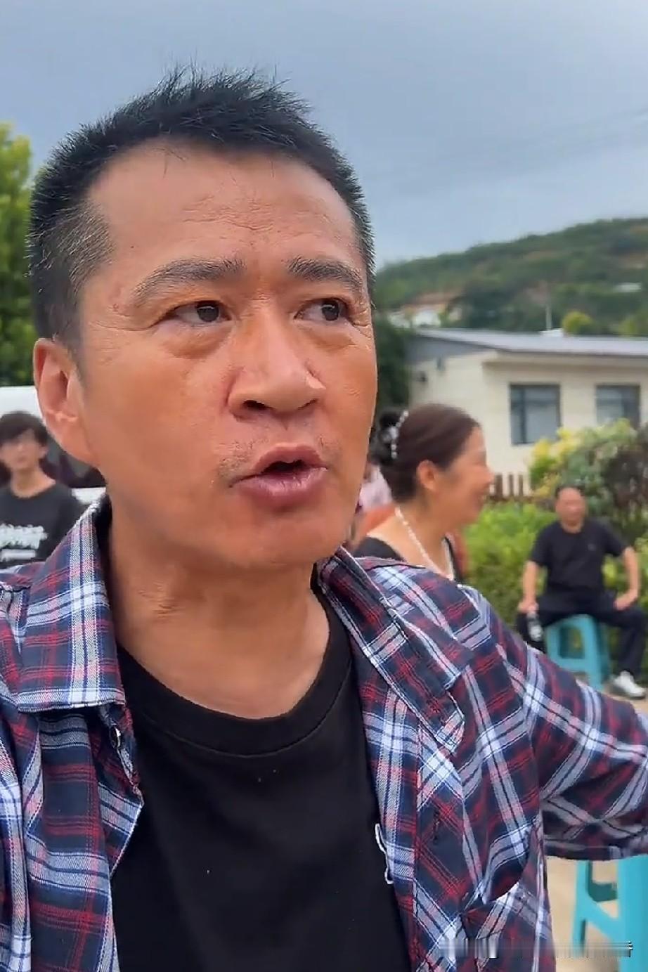 李嘉明拍戏现场，他的哥哥姐姐都来了，姐姐说是助威来了，李嘉明开玩笑说，来了也不管