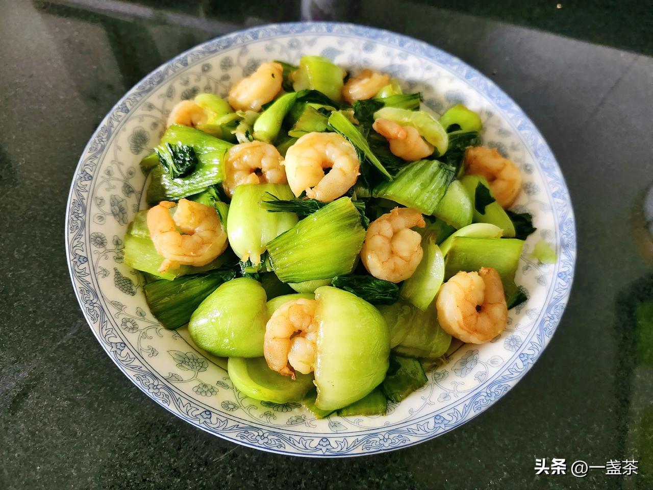 早晨在七鲜买了一袋油菜和一袋虾仁，炒了一盘虾仁油菜，中午和晚上的饭全有了。
 