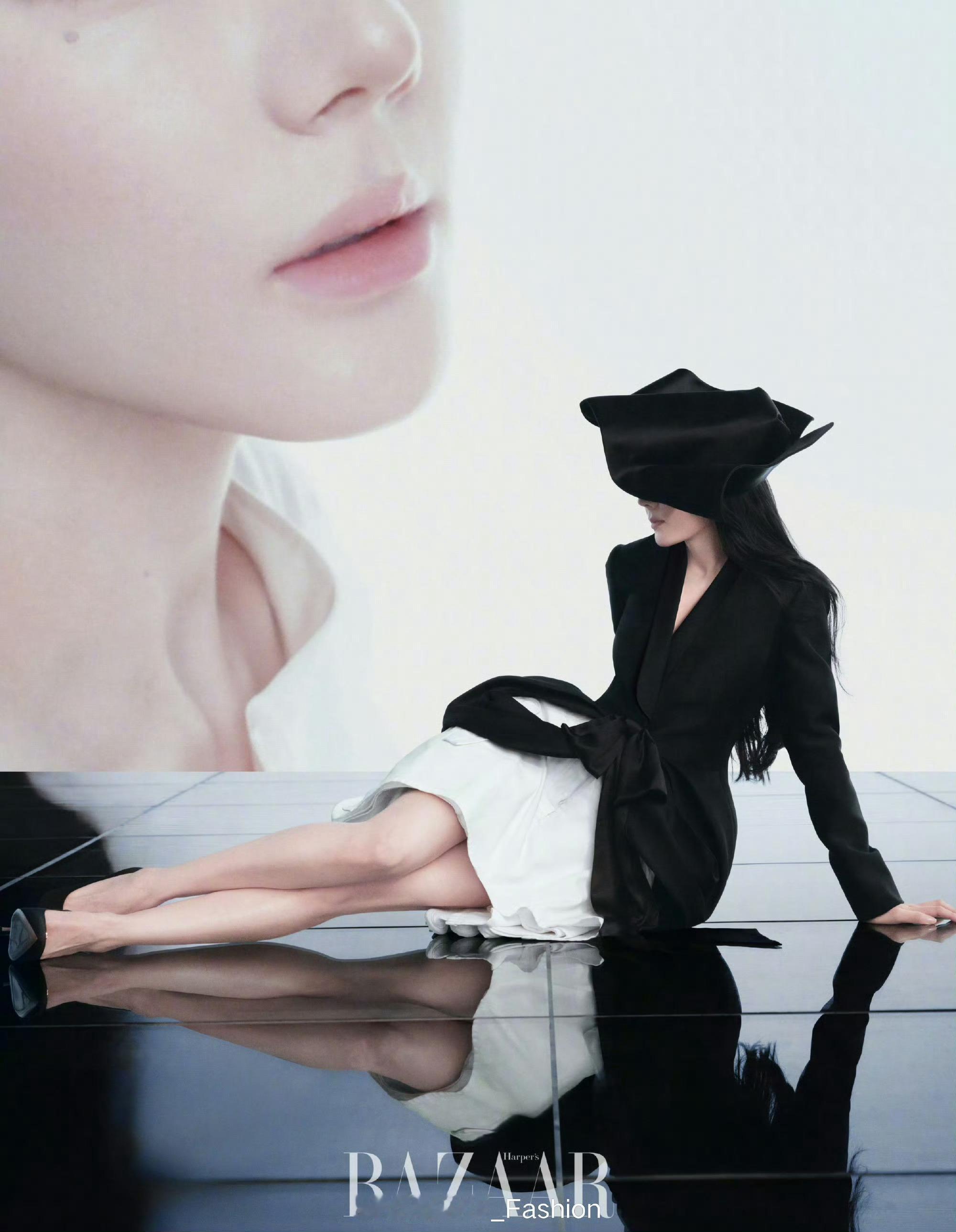 迪丽热巴的背后还是绝美的迪丽热巴、、谁想出的和局部大屏合照的点子的，太适配了！！