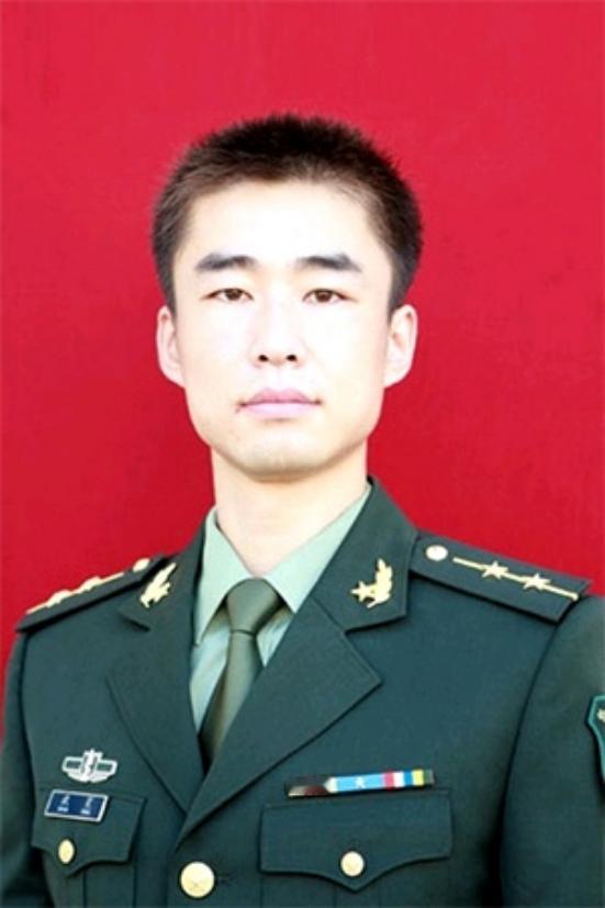 2012年，一位二炮军官请假未归，上级打电话询问缘由，3岁女儿拿起电话：爸爸救人