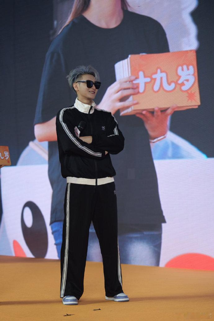黄子韬我煮的肥姨妈螺蛳粉好吃嘛黄子韬线下活力亮相，在线发起趣味提问。热情推广肥姨