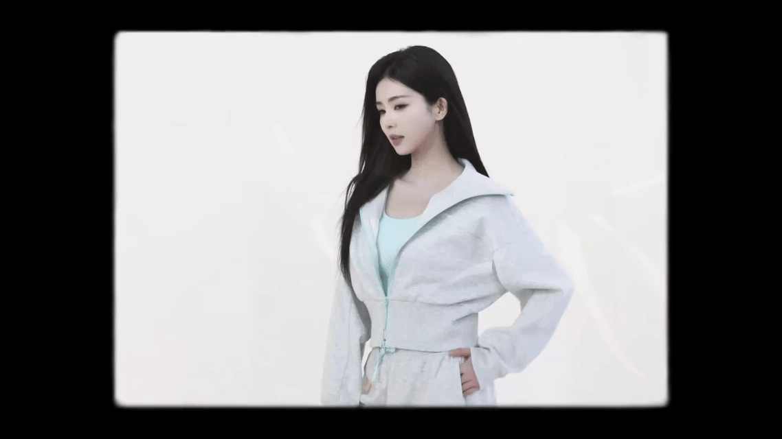 白鹿运动风大片既视感白鹿心有热爱自带光芒绿韵浸染春日活力，白调舒展灵动气质，白鹿