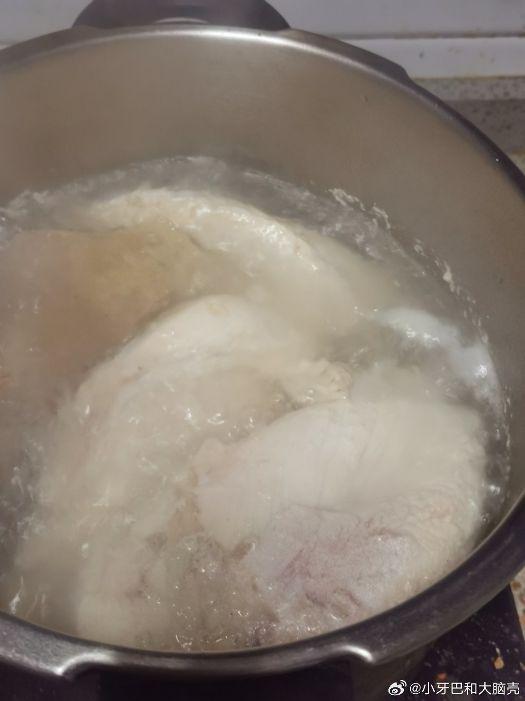 应酬完回来，地还算比较干，把狗老头薅起来出去门口遛了一小圈，它到好本着出了门回来