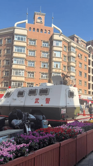 新疆乌鲁木齐街头的国际大巴扎市场附近。
经常可以看到正在持枪执勤的武警战士。
看