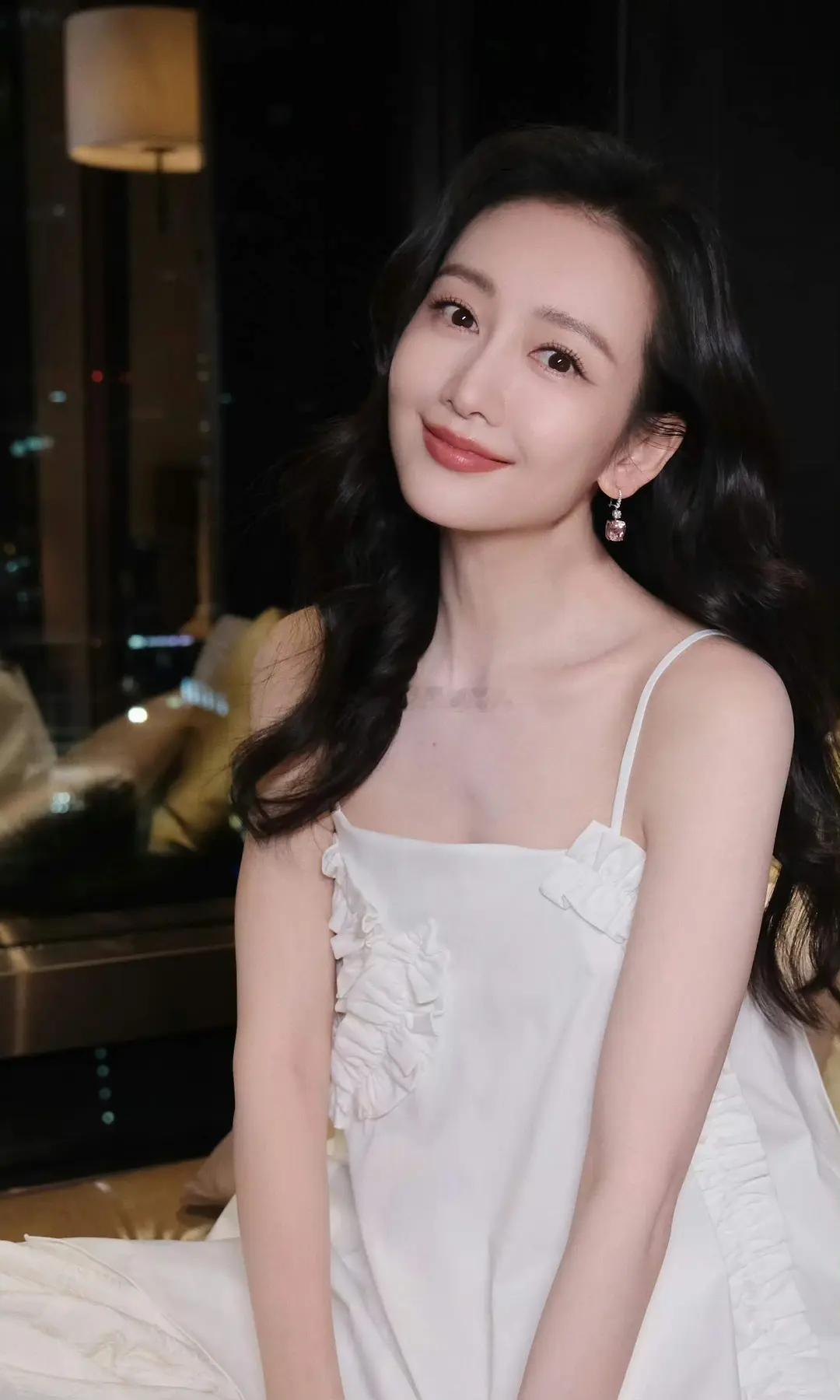 王鸥 我目前独自养育一个孩子31日下午，王鸥发文承认自己有一个孩子：“我目前独自