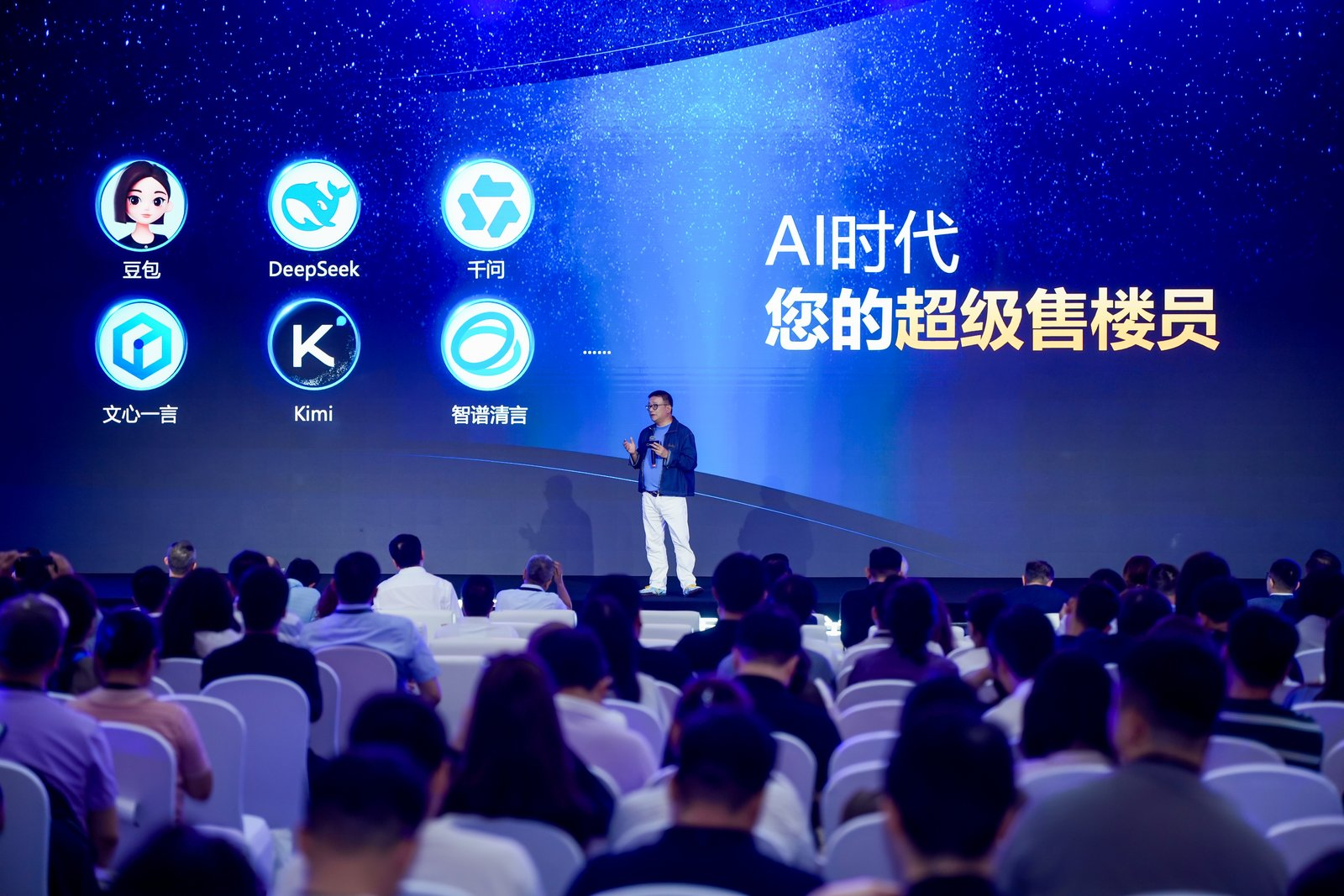 周忻：AI时代，每个地产案场多了“六个超级销售员”