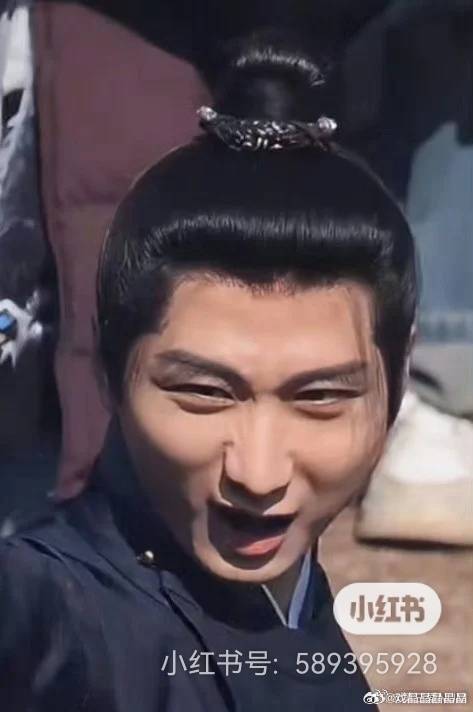 外形确实蛮像的，难怪网友觉得他应该去面试演大鹏鸟 