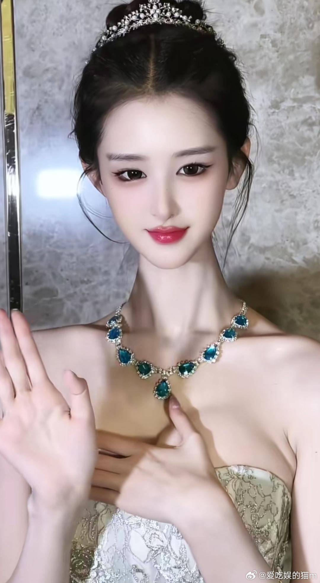 白欣禾真的每一幕都惊艳到了我！这张脸真迷人，加上蓝宝石项链，衬得她皮肤更加白，后