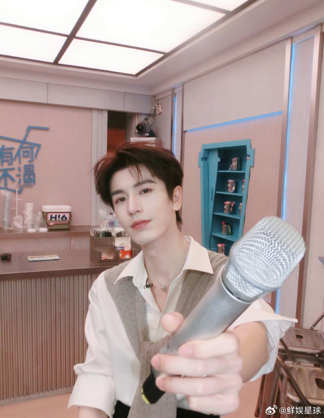 周末的快乐时光，当然要配上有趣的人和好看的节目！今晚《你好星期六》，和张凌赫一起