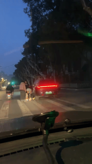 男子晚上开车回家。
途经一个十字路口的时候，突然看到一辆电动汽车非常反常的停在了