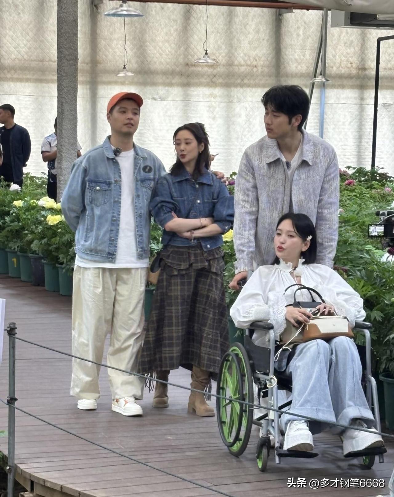 荧幕中看到的女神又白又高挑，没想到现实中的她竟然这么娇小，站在帅哥的旁边很矮小一
