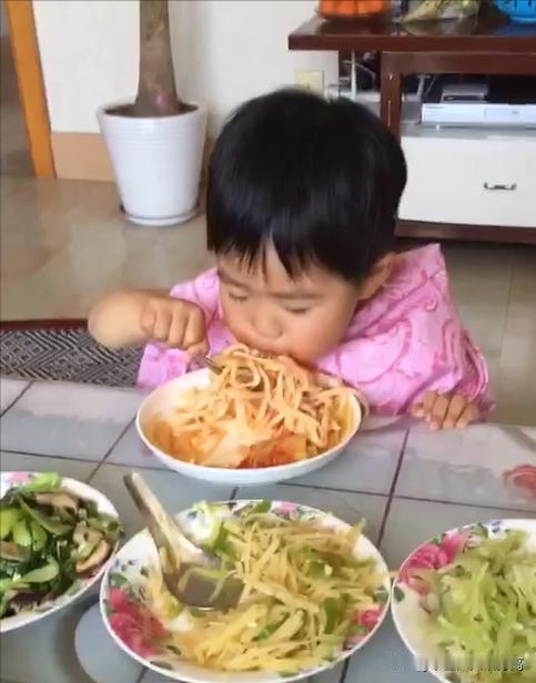孩子反复积食、胃口差，有1个不用吃药的小方法，轻松化解！
 
在门诊这么多年，我