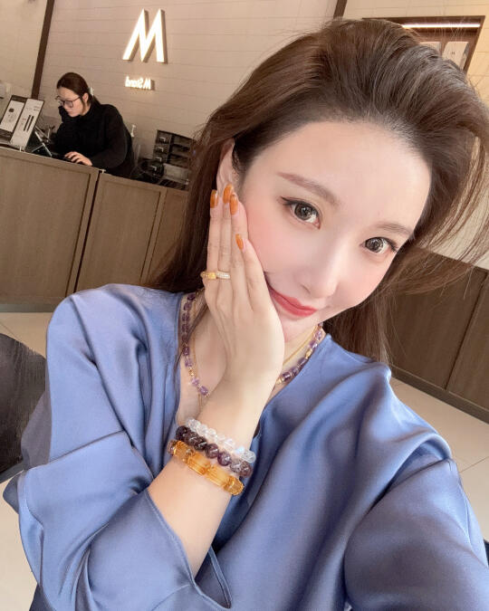 水晶女孩闪现一下继续忙[哭惹R]黄水晶 叠戴出奇迹 晶莹剔透的精致感 ...
