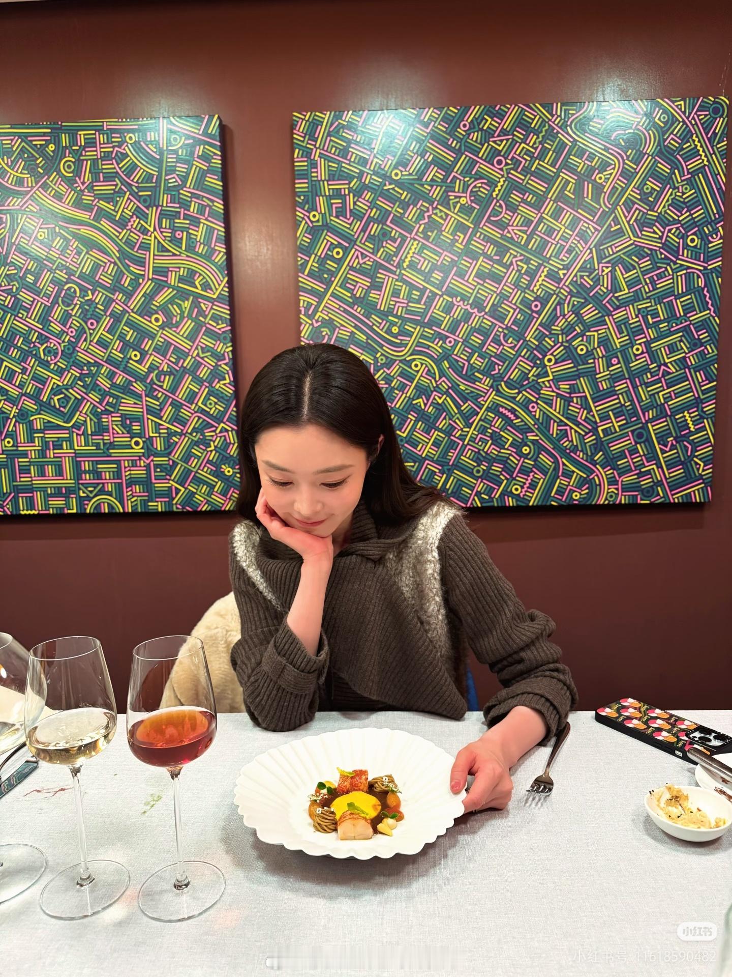 白敬亭宋轶好像去同一家餐厅打卡了，两人身后的背景墙一模一样。白敬亭去年5.20晒