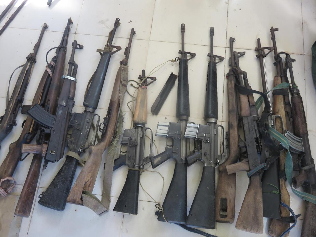 越南Kon Tum Province省公安收缴的轻武器，M16A1 M1 卡宾枪