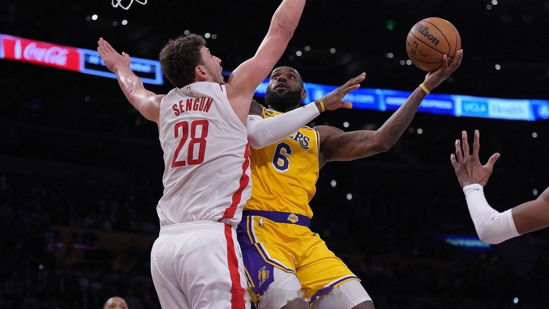 申京本赛季vs湖人，场均20.5分8篮板7助攻1抢断，三分命中率50%，罚球命中