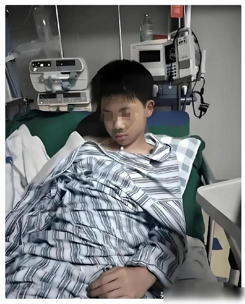 16岁男孩诊断重度抑郁，花光35万积蓄治疗无效，父亲一脚踹去：“装模作样！”
