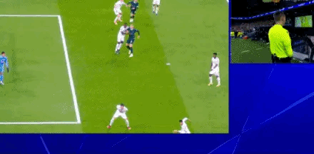 皇马VS曼城比赛进入下半场，目前是曼城客场2比1领先，强度拉满的一场对抗，主裁判