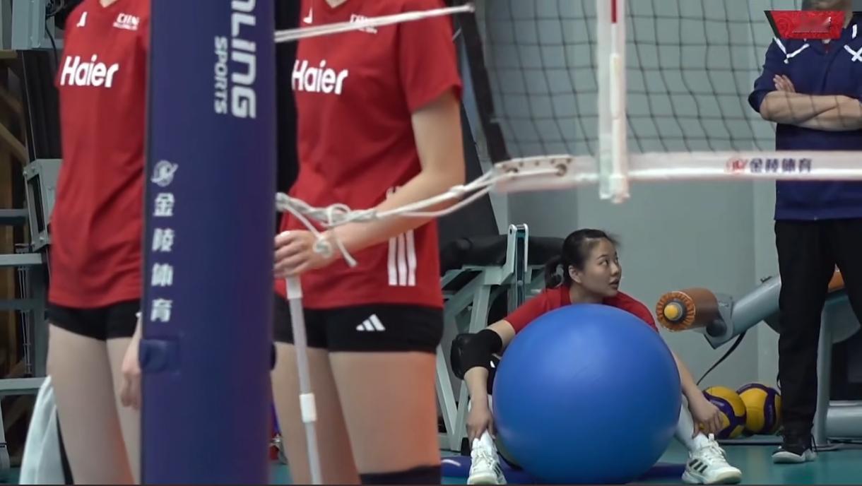 【正在直播中国女排集训】
正在直播中国女排队内集训
老将龚翔宇和王梦洁都在列
不