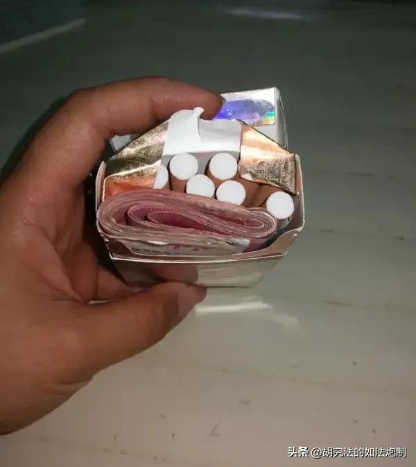 真糊涂！江西吉安，男子花22元买了一包烟，拿在手里感觉重量不对，拆开一看，烟盒里