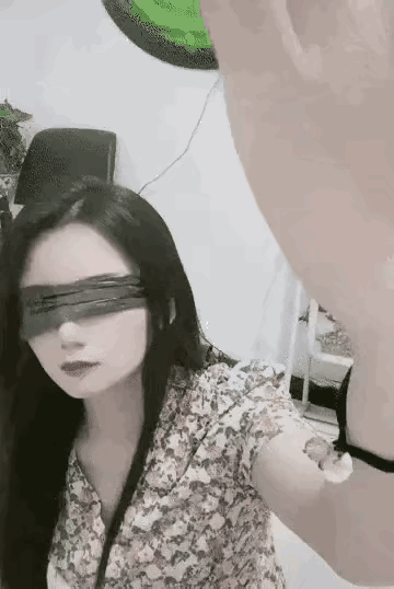 小姐姐：不对呀，剧情不该是这样的呀。