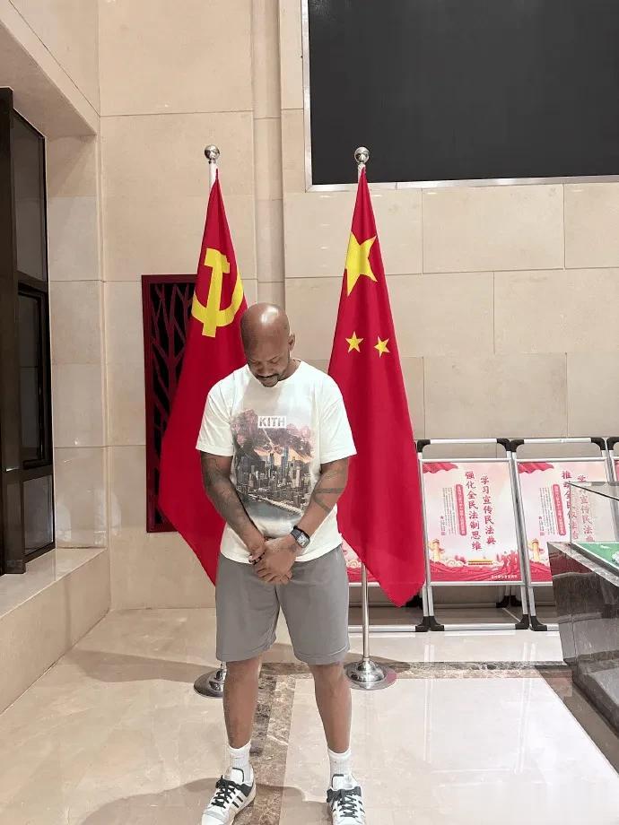马布里社媒社媒晒出和中国国旗合影照片
马布里这辈子做的最正确的决定就是来中国加盟