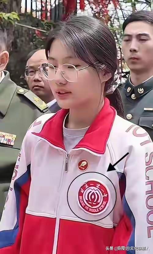 毛甜懿参加高考引起关注。应该会考入国防大学。学习很用功，早早戴上了眼镜，如邻家女