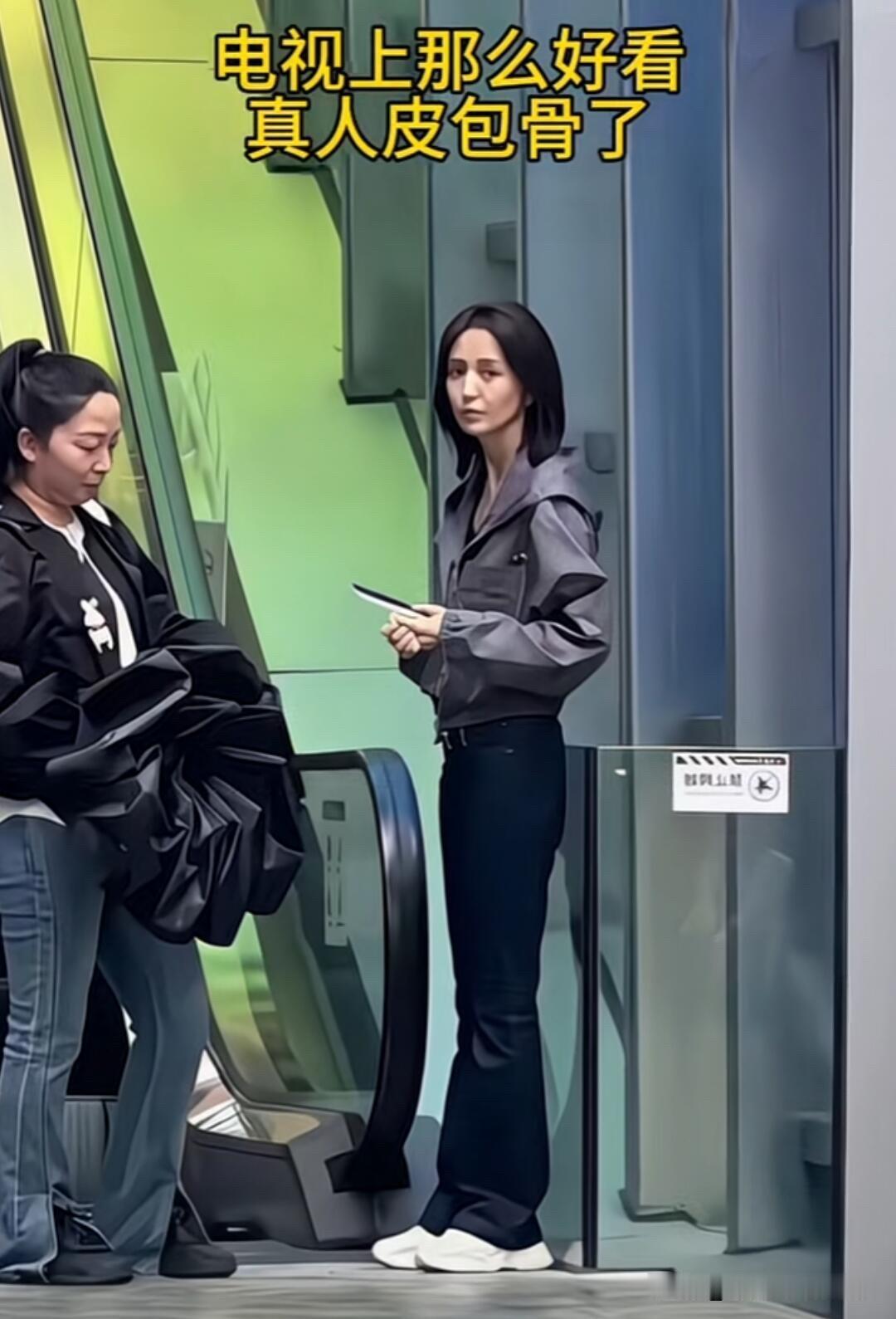 看来女明星也是不能太瘦的，你看照片中的这位演员瘦的像筷子，一点也不好看，没有平时