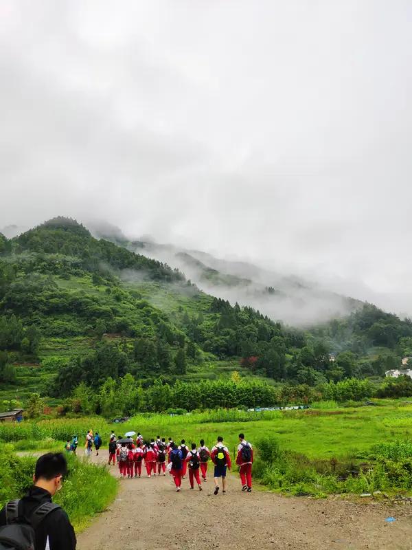 教师太听话了，真的不太好！
发这句感慨，是因为我们学校的学生研学活动。
旅行社定
