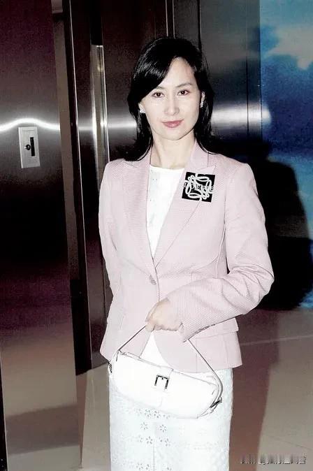 赌王千金何超琼曾获得的荣誉称号一览：
2004年入选美国《财富》杂志“50位全球