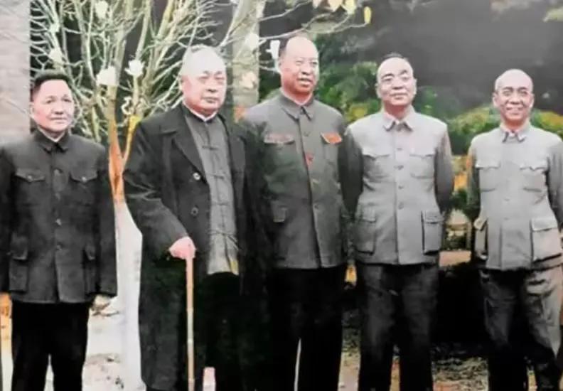 大家注意看，站在陈老总身边的这位，为何能够站在“C位”呢？
这是一张拍摄于196