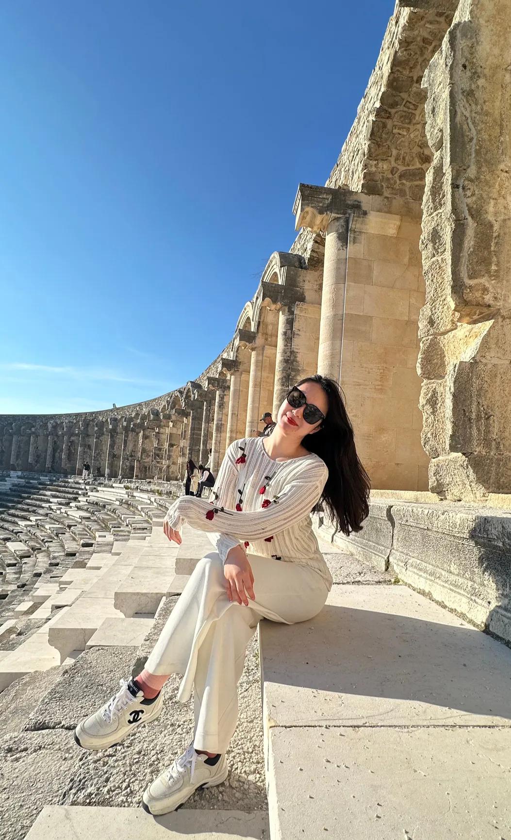 东方甄选的彤彤去以色列旅游了，顿顿和YoYo去英国游玩了，只有石明没有发什么动态