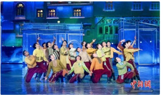 11月11日，新疆艺术学院创作的舞蹈《阳光下的麦盖提》再次成为焦点——继获得中国