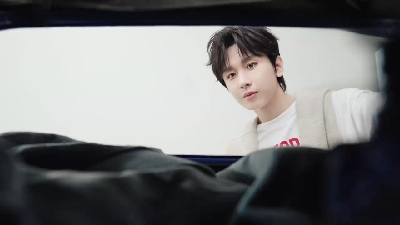 成毅深潜 cy 成毅云弘深说不出口的牵挂都藏在每次为你亮起的绿海里，纸短情长，让
