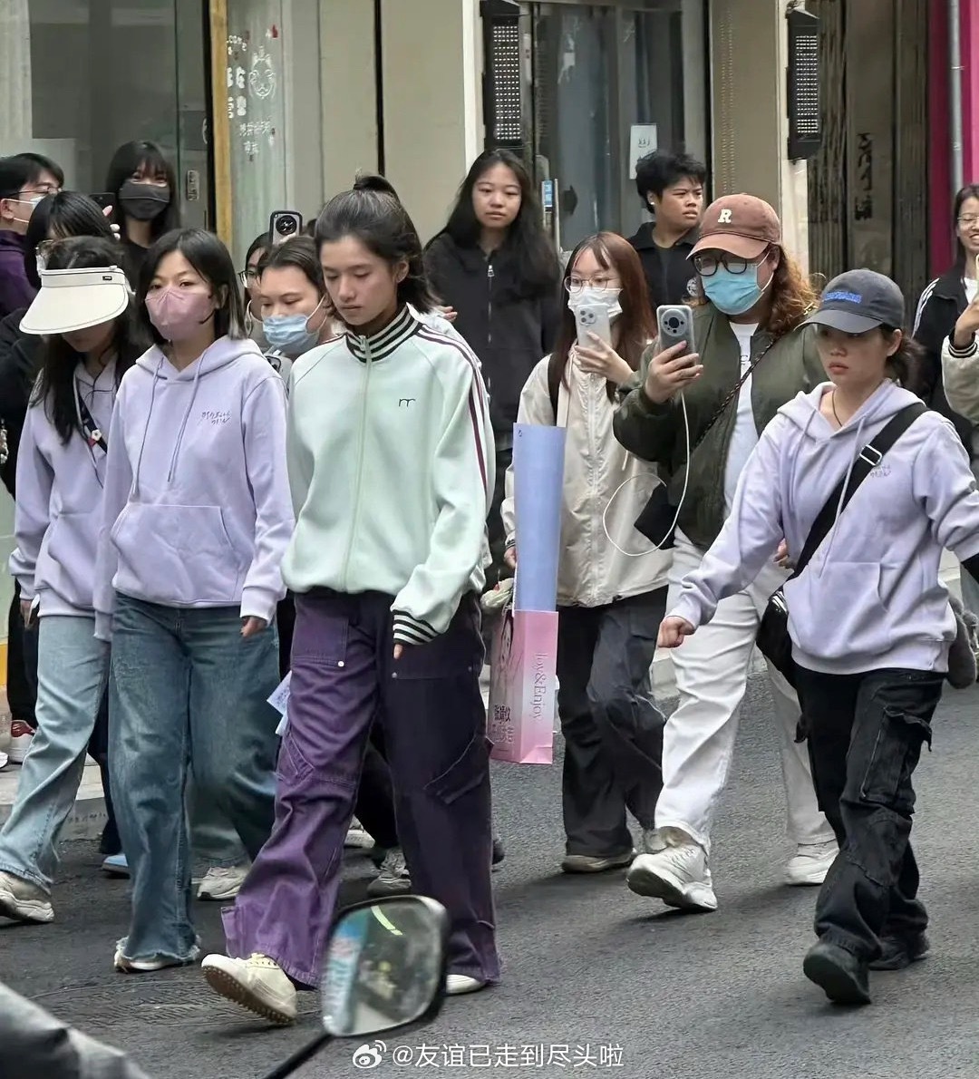 张婧仪被造型师陷害+1，她平时私服出圈几次了，这次妆造真的很菜市场了致我那菜市场