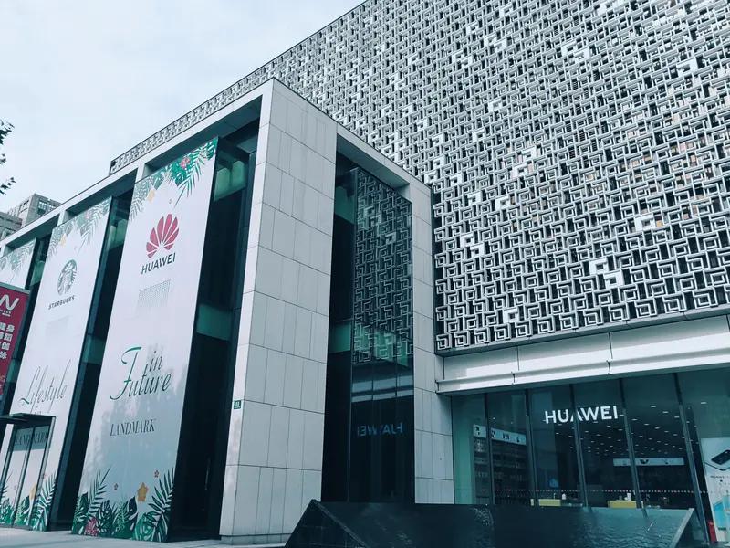 我用华为，体验还挺复杂。我有个朋友的Mate 30用了五年多，当年冲着拍照和5G