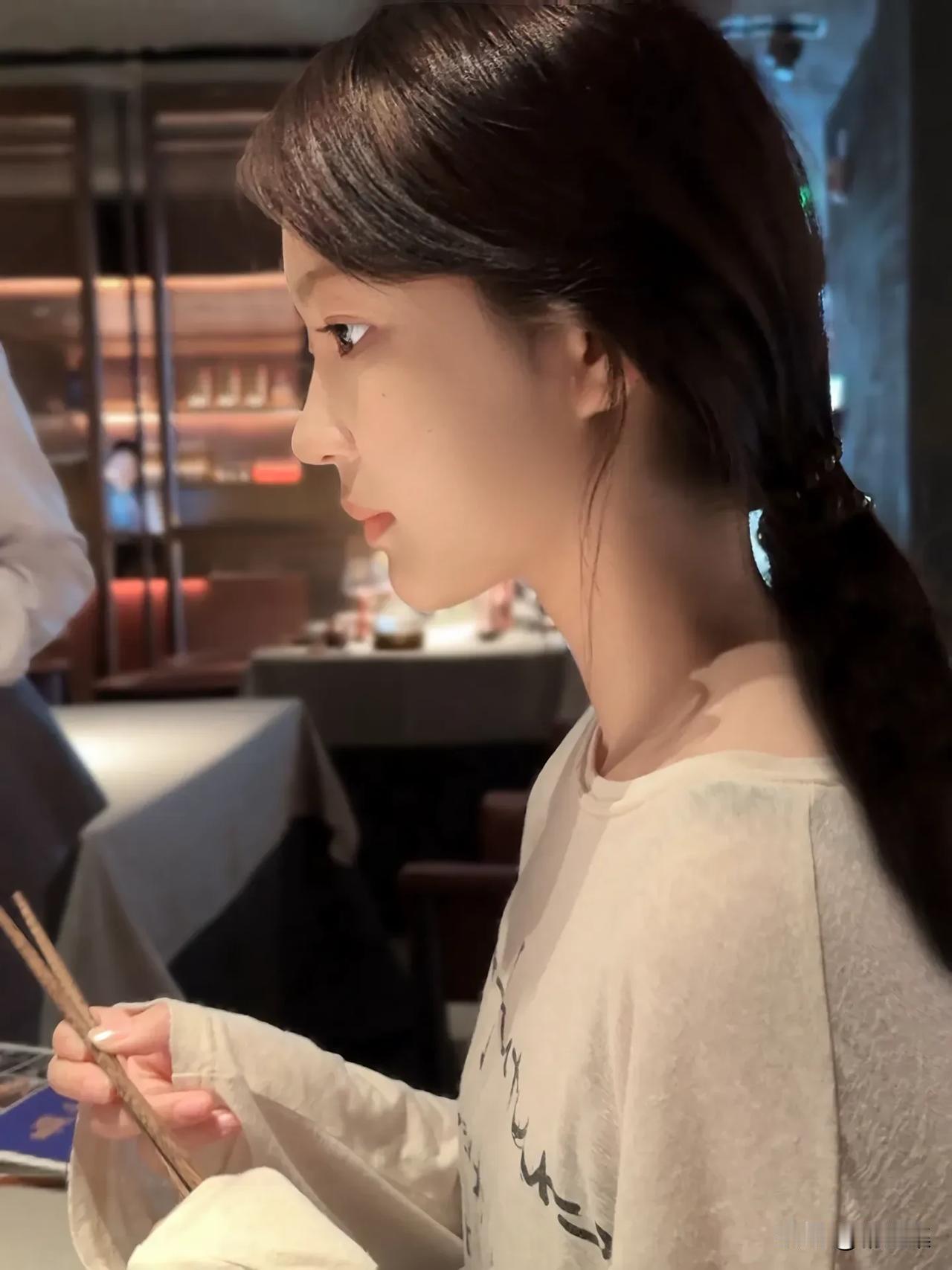 青丝绾发，静候佳肴。