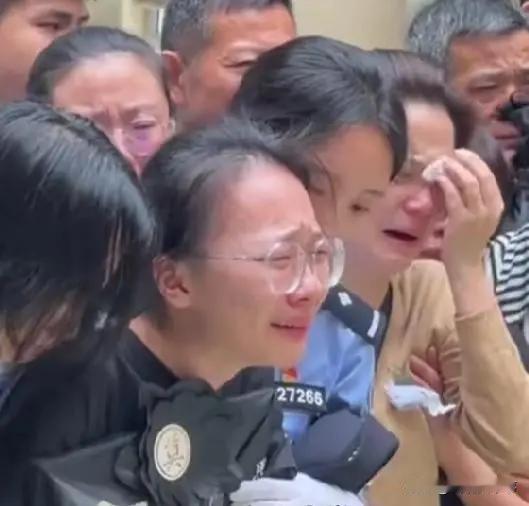太难受了！武汉50岁民警抓捕嫌疑人时被捅15刀，最终壮烈牺牲，他用自己的血肉之躯