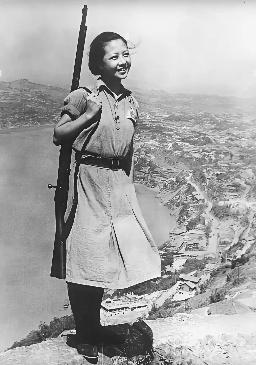 这张照片拍摄于1944年，也是抗战最关键的大反攻年代，那时候很多知识女孩奔赴延安