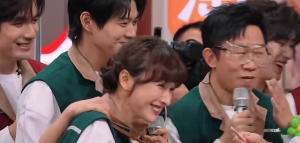 吴昕怎么掏个包都这么有梗 吴昕在综艺里的表现总能让人眼前一亮！游戏结束，大家都已