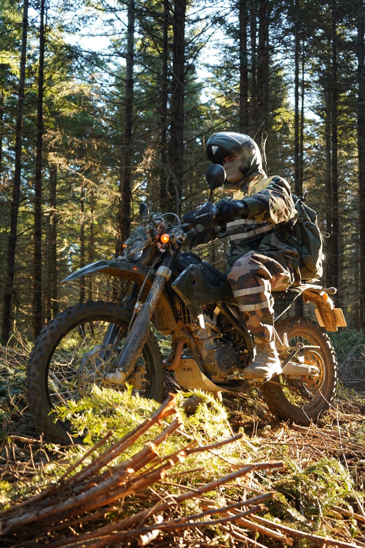 在法国拉库尔蒂纳，欧洲旅战备司令部美洲虎部队率先亮相在由1REC第2中队在半山区