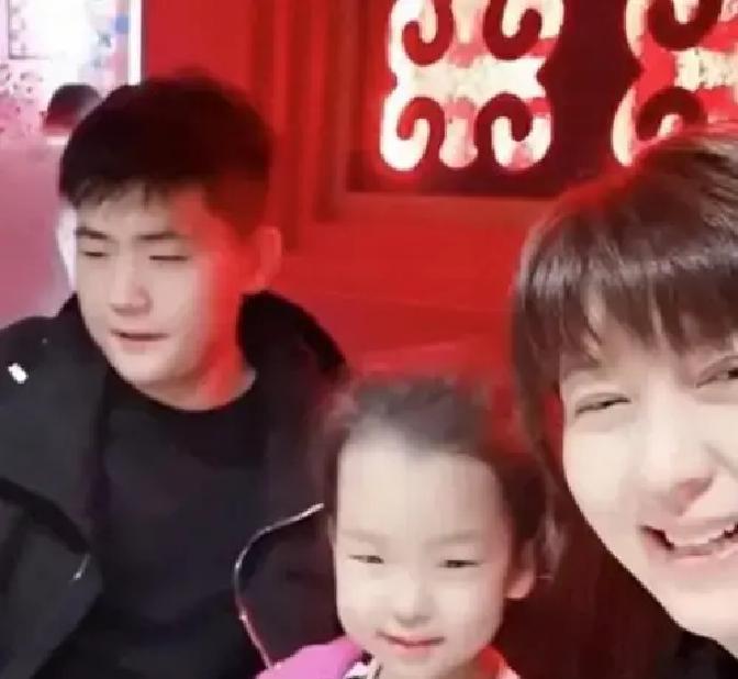 母女共用一张脸！闫学晶基因太狠
 
吉林春晚后台，闫学晶和女儿林傲雪并肩站，连化